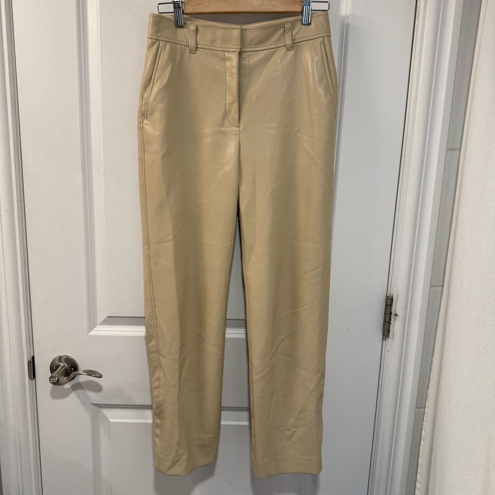 Aritzia Babaton
Command Pant size 4